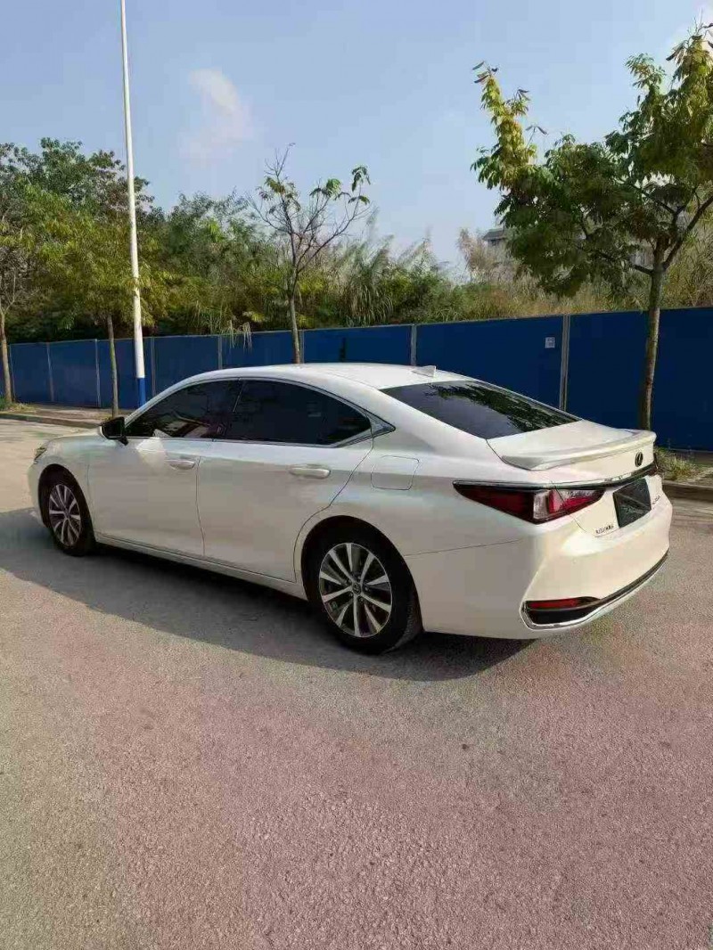南宁21年雷克萨斯ES8