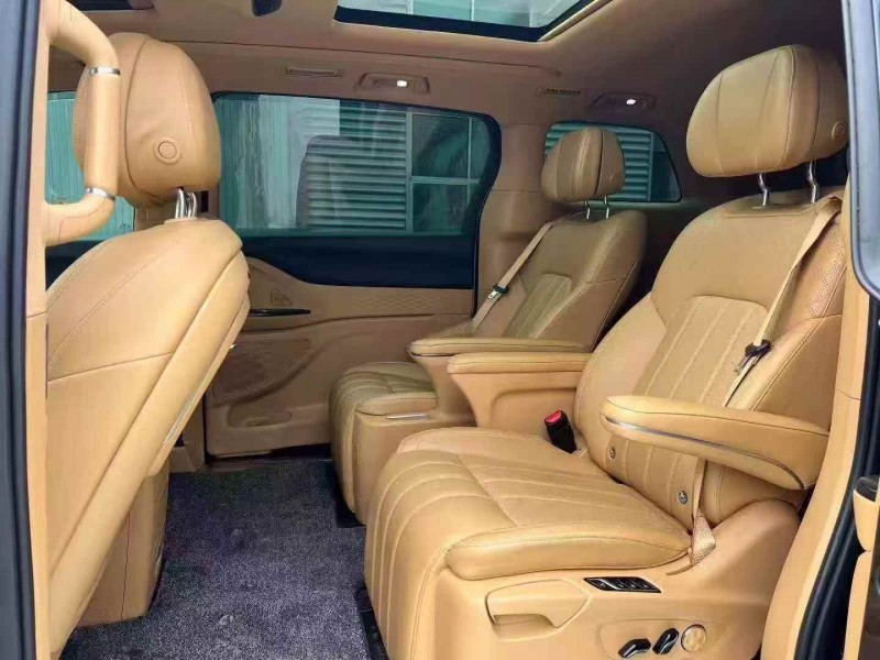 东营25年岚图汽车梦想家4