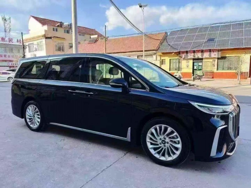 东营26年岚图汽车梦想家3