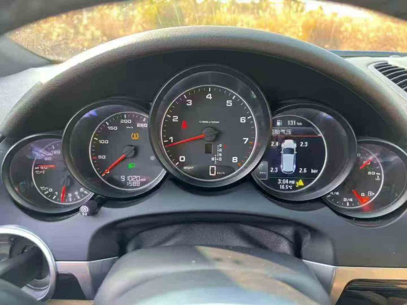 张家界17年保时捷卡宴5