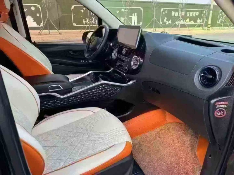 東營23年奔馳威霆5