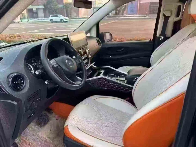 東營23年奔馳威霆6