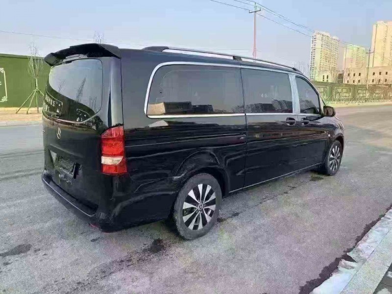 東營23年奔馳威霆7