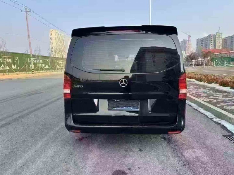 東營23年奔馳威霆9