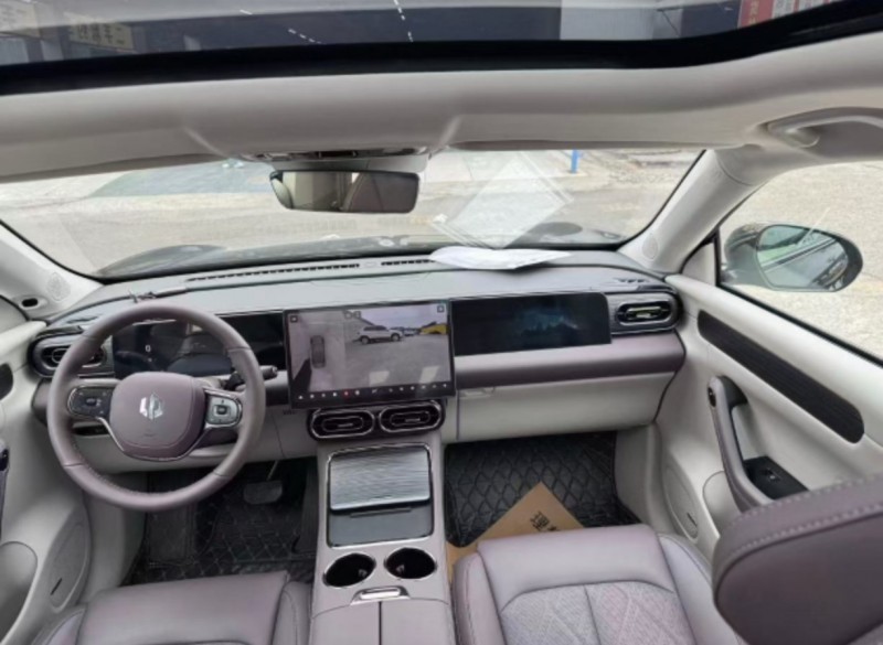 长沙25年零跑汽车C114