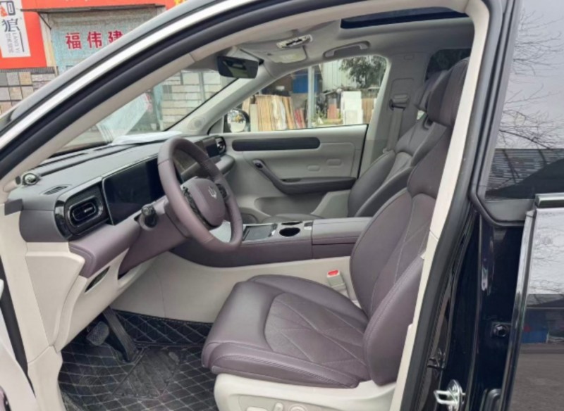 长沙25年零跑汽车C115