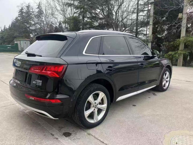 济宁21年奥迪Q58