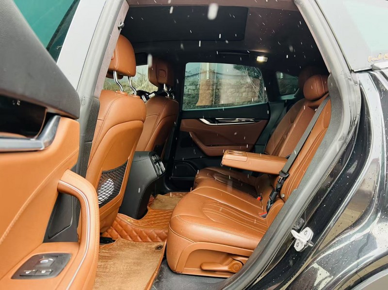 烟台18年玛莎拉蒂Levante4