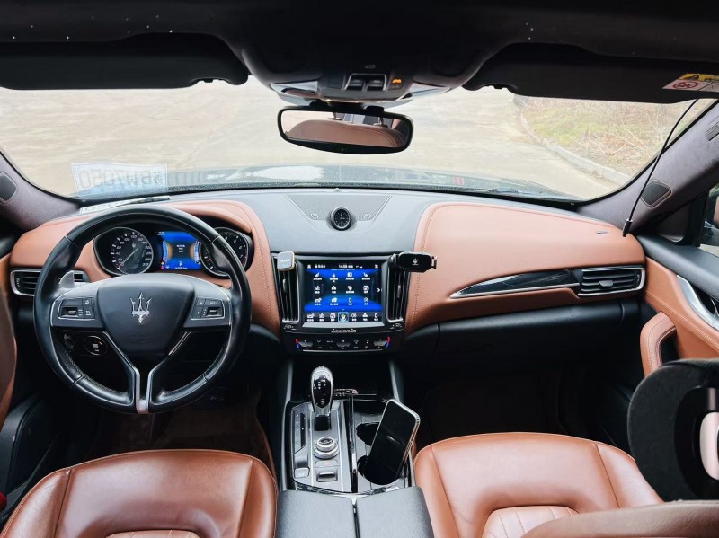 烟台18年玛莎拉蒂Levante5