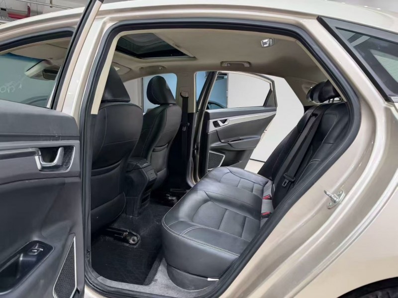 成都19年吉利帝豪7