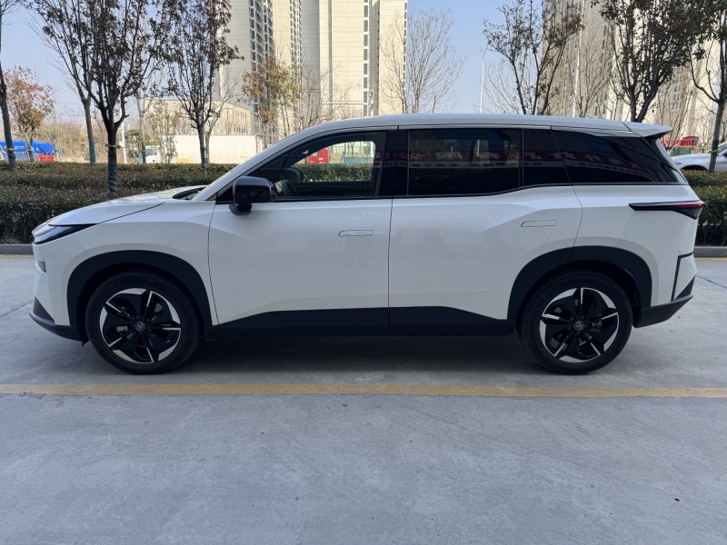 濟寧25年豐田鉑智8