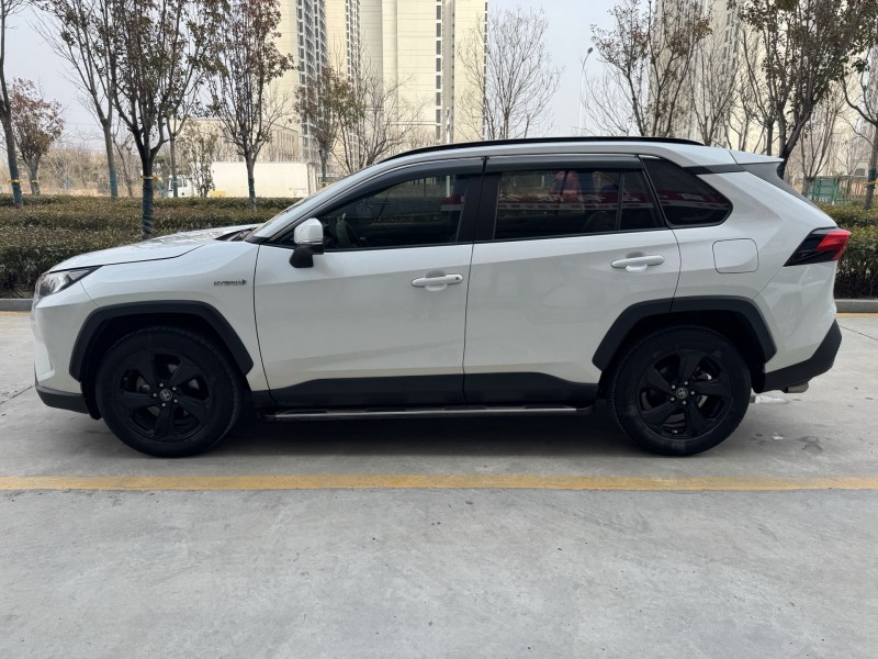 济宁22年丰田RAV4荣放8