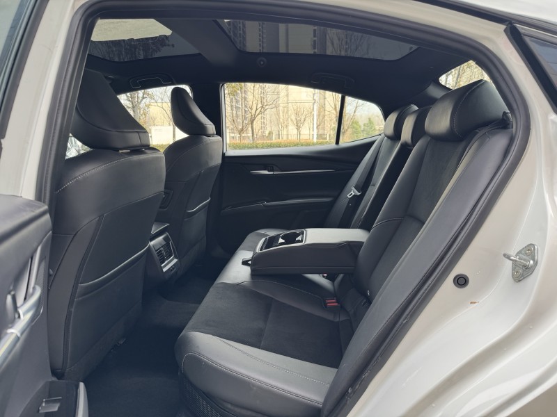 济宁24年丰田凯美瑞4