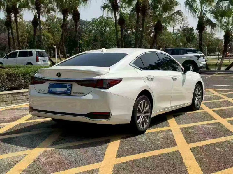 珠海20年雷克萨斯ES7