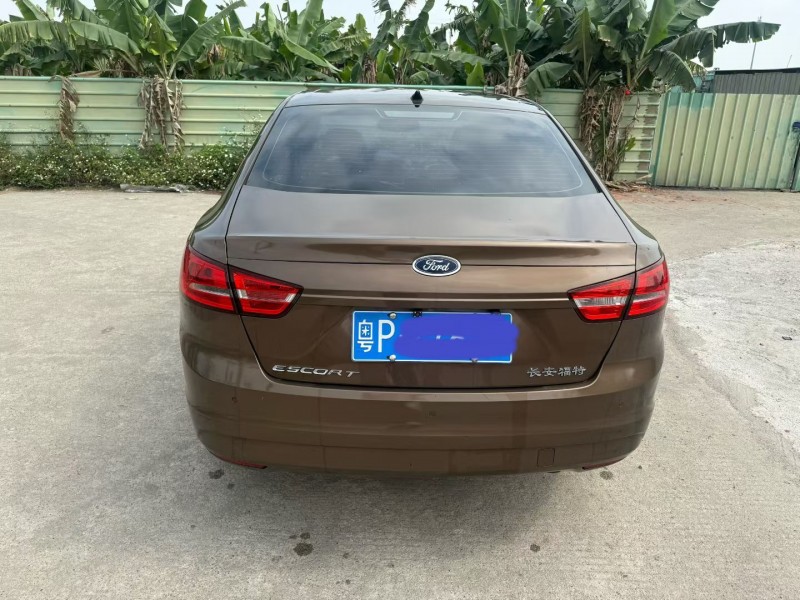 中山16年福特福睿斯4