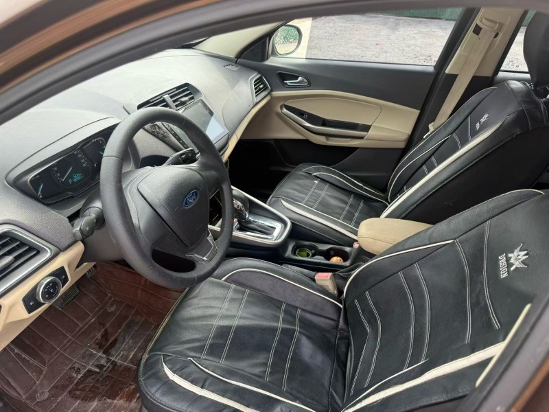 中山16年福特福睿斯8