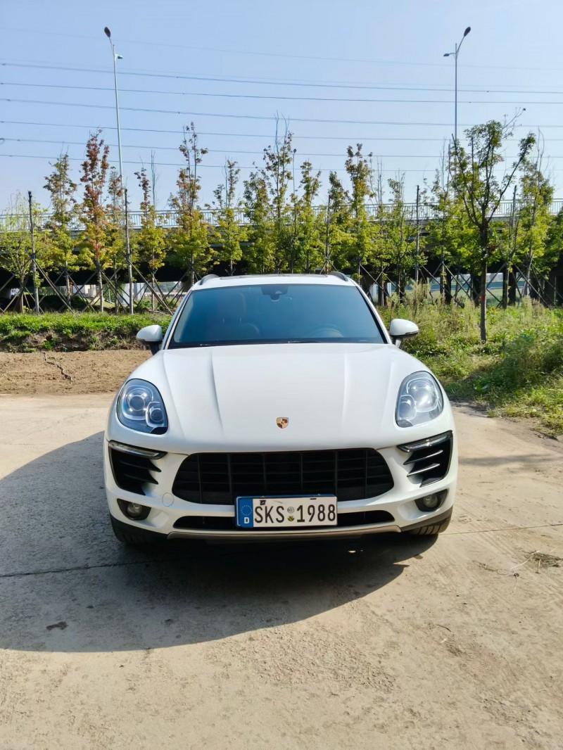 青岛17年保时捷Macan1