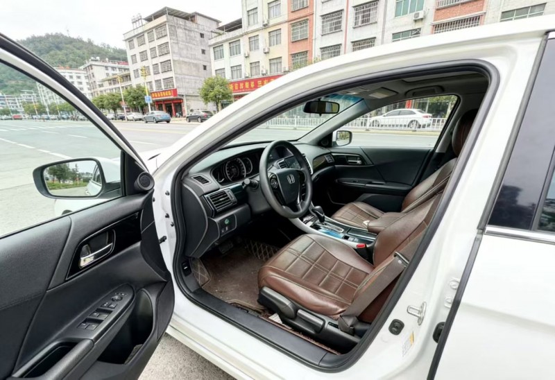 厦门18年本田雅阁8