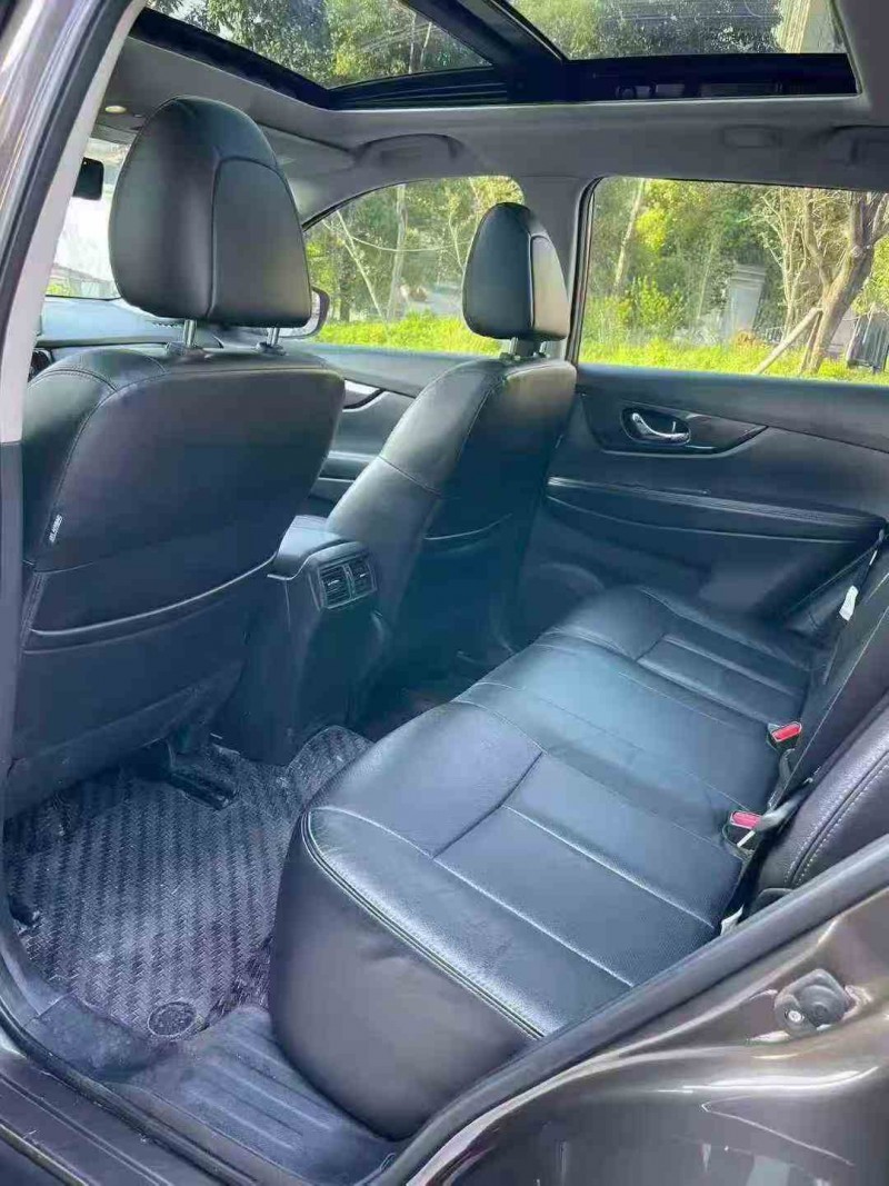 重庆18年日产奇骏4