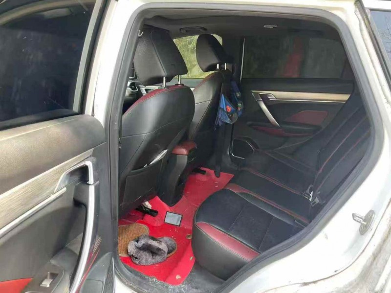 淮南18年吉利缤越6