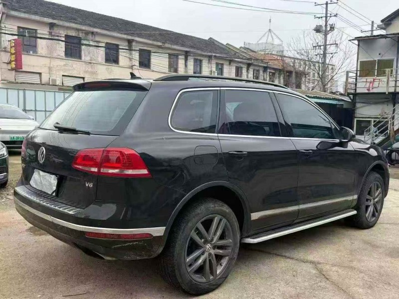 常德18年大众途锐8