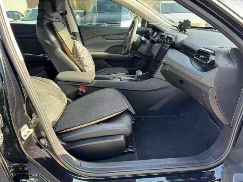 张家界25年东风奕炫6