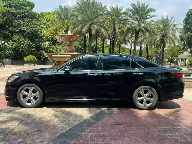 佛山18年丰田皇冠3