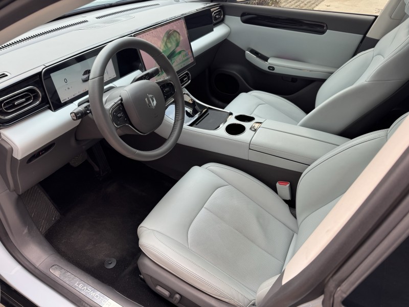 济宁25年零跑汽车C015