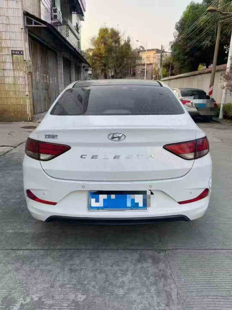 深圳19年现代悦动8