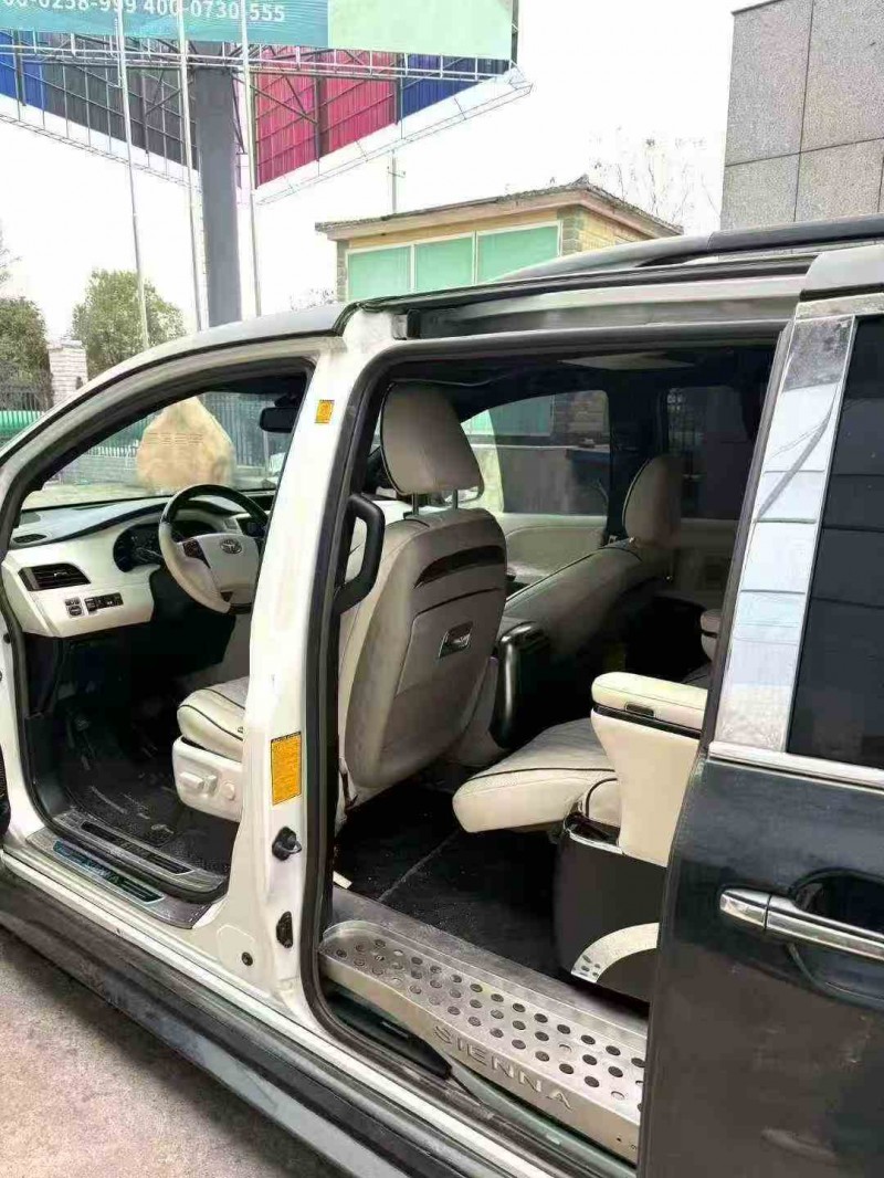 荆州12年丰田塞纳7