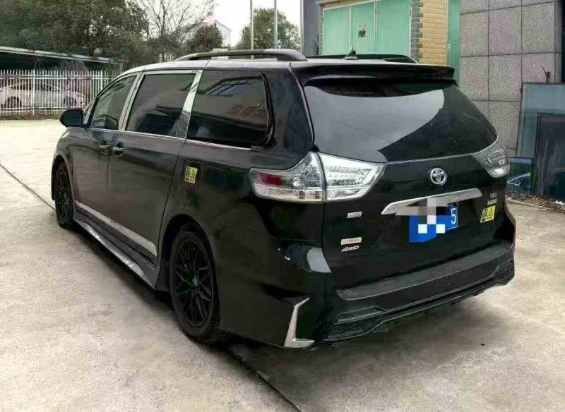 荆州12年丰田塞纳8