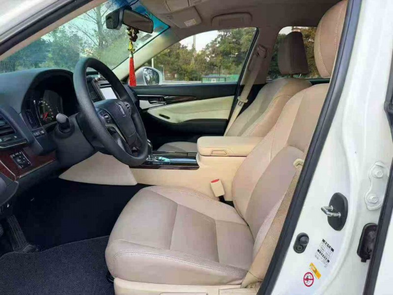 汕头19年丰田皇冠4