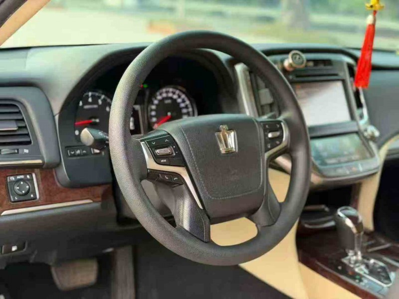 汕头19年丰田皇冠5