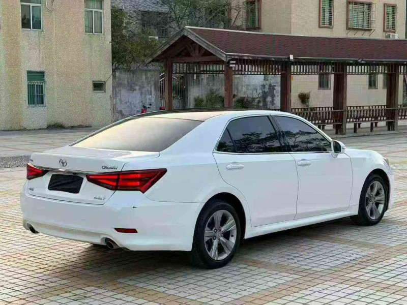 汕头19年丰田皇冠8