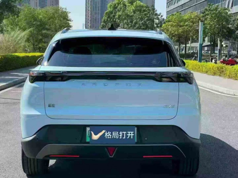 深圳25年极狐汽车阿尔法6