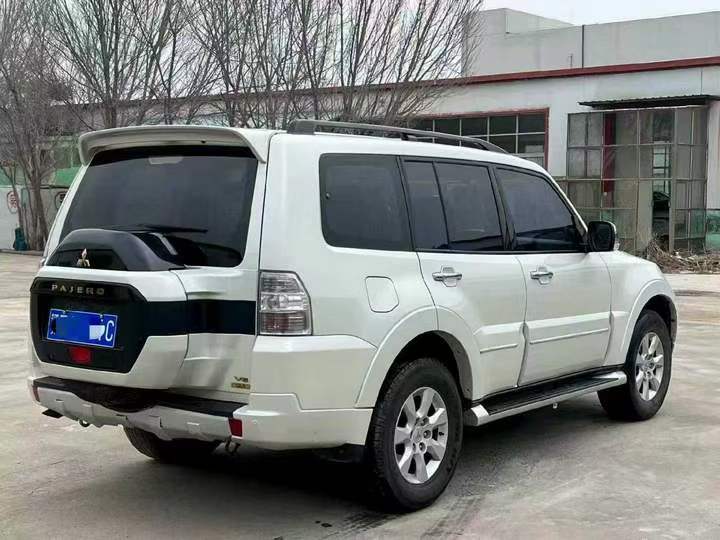 济宁20年三菱帕杰罗8