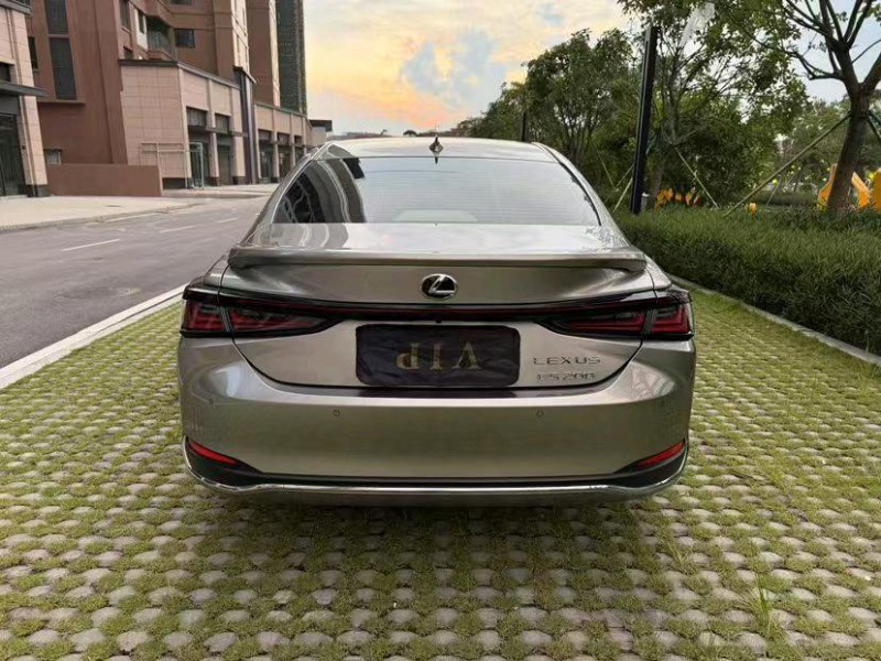 東莞25年雷克薩斯ES7