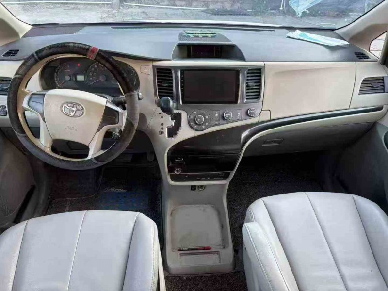 珠海12年丰田塞纳5