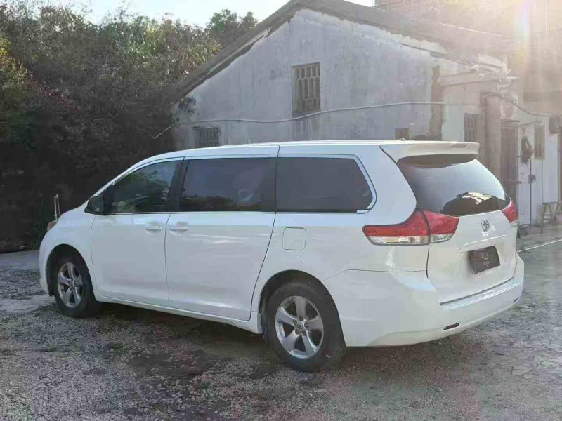 珠海12年丰田塞纳7