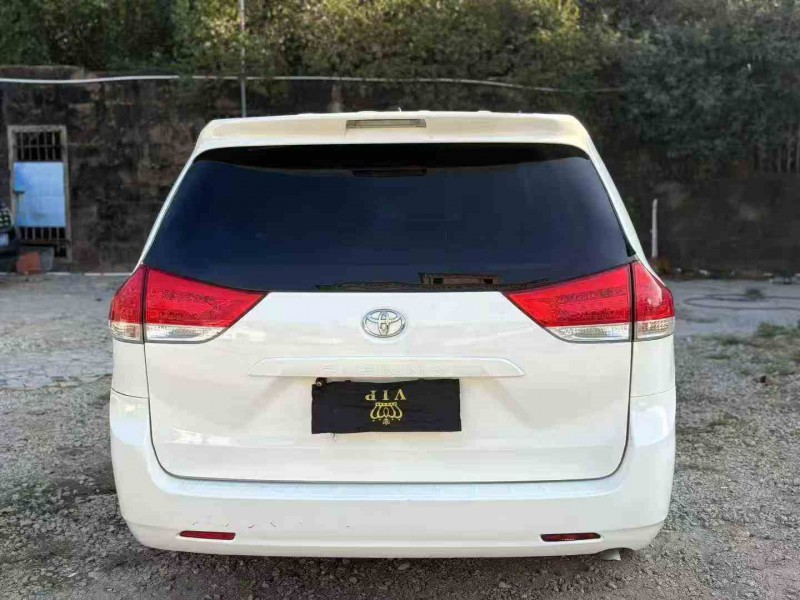 珠海12年丰田塞纳9