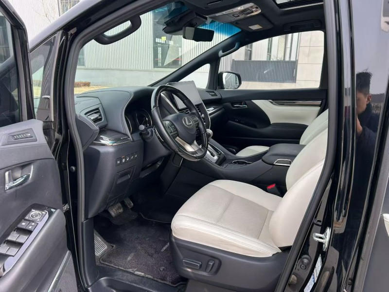 徐州23年雷克萨斯LM300H6