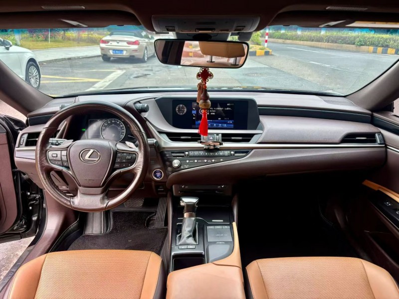 广州20年雷克萨斯ES8