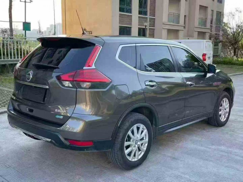 重慶18年日產奇駿7