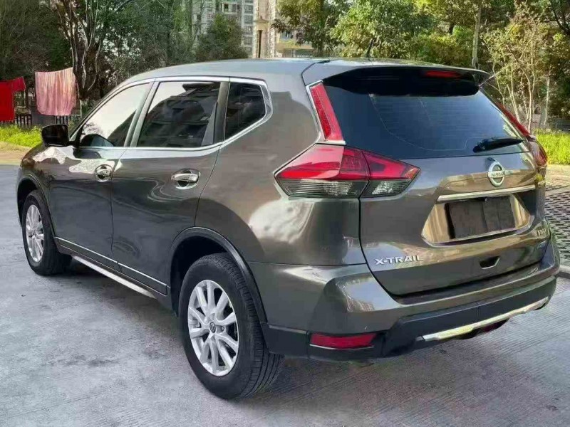 重慶18年日產奇駿8