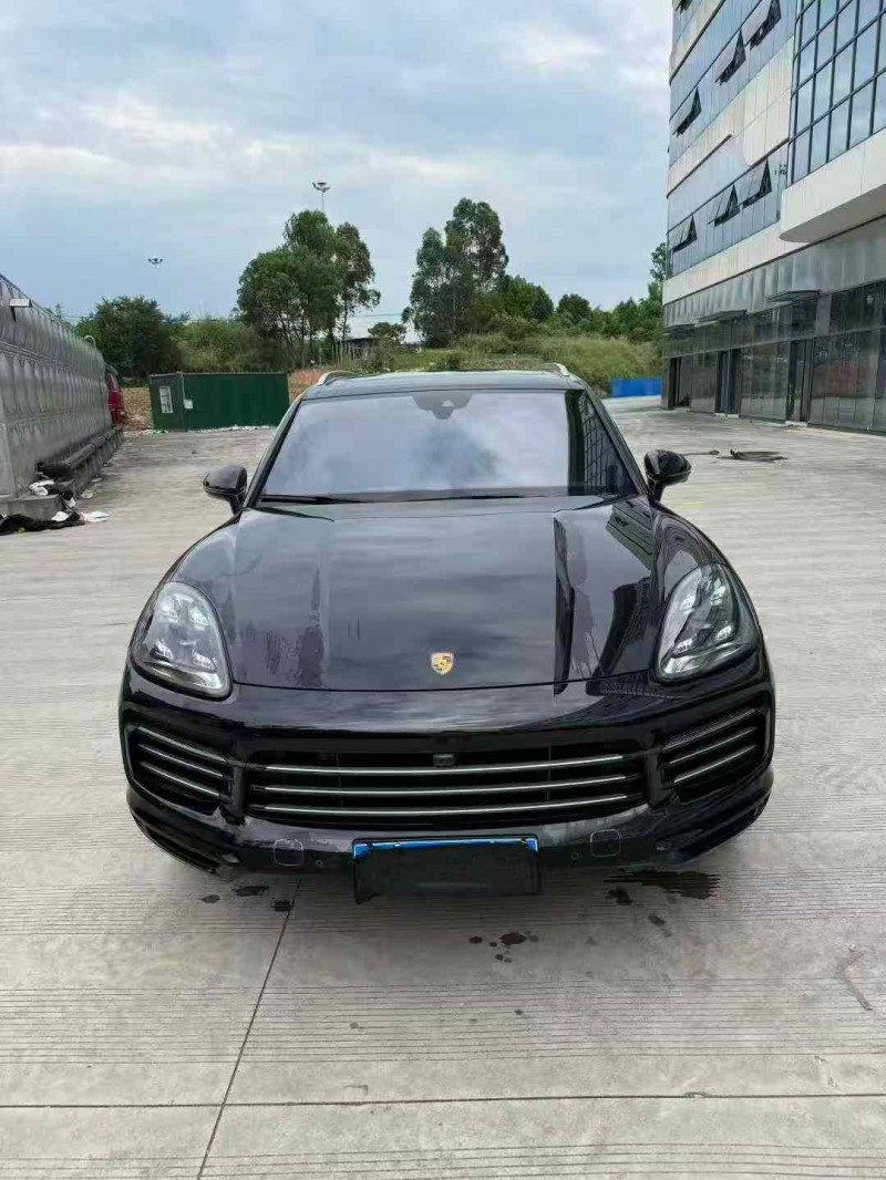 乐山21年保时捷卡宴1