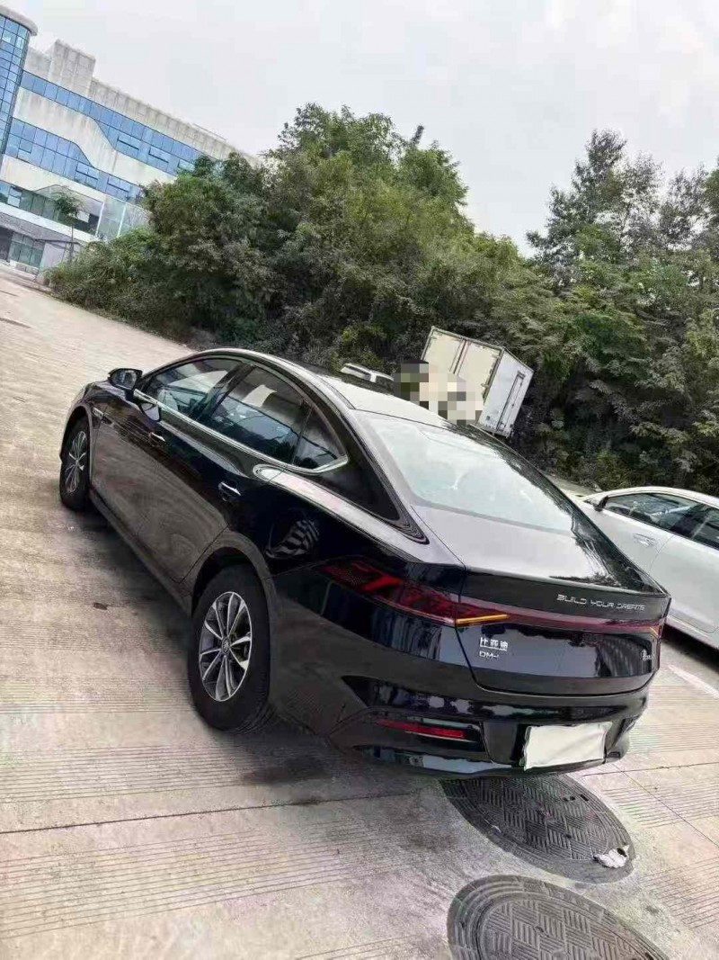 乐山25年比亚迪秦5