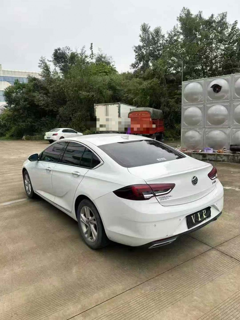 乐山21年别克君威5