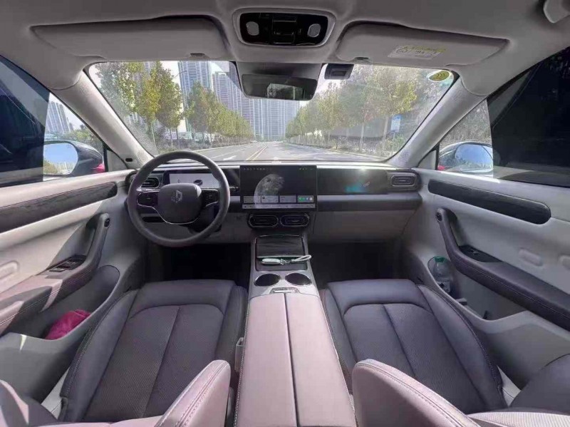 郑州25年零跑汽车C114