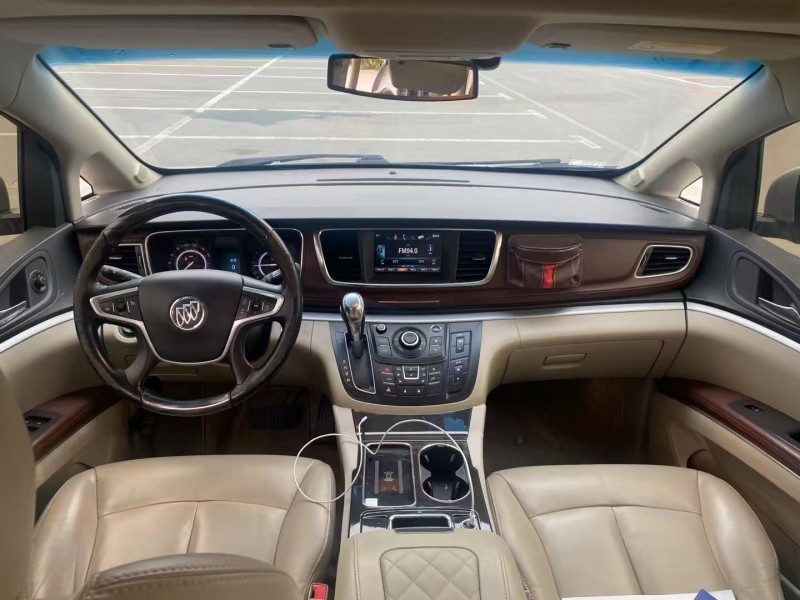 青島17年別克GL83