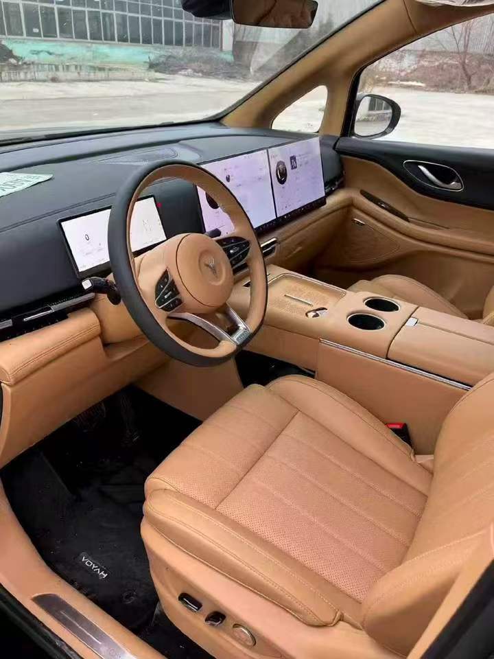 东营26年岚图汽车梦想家4